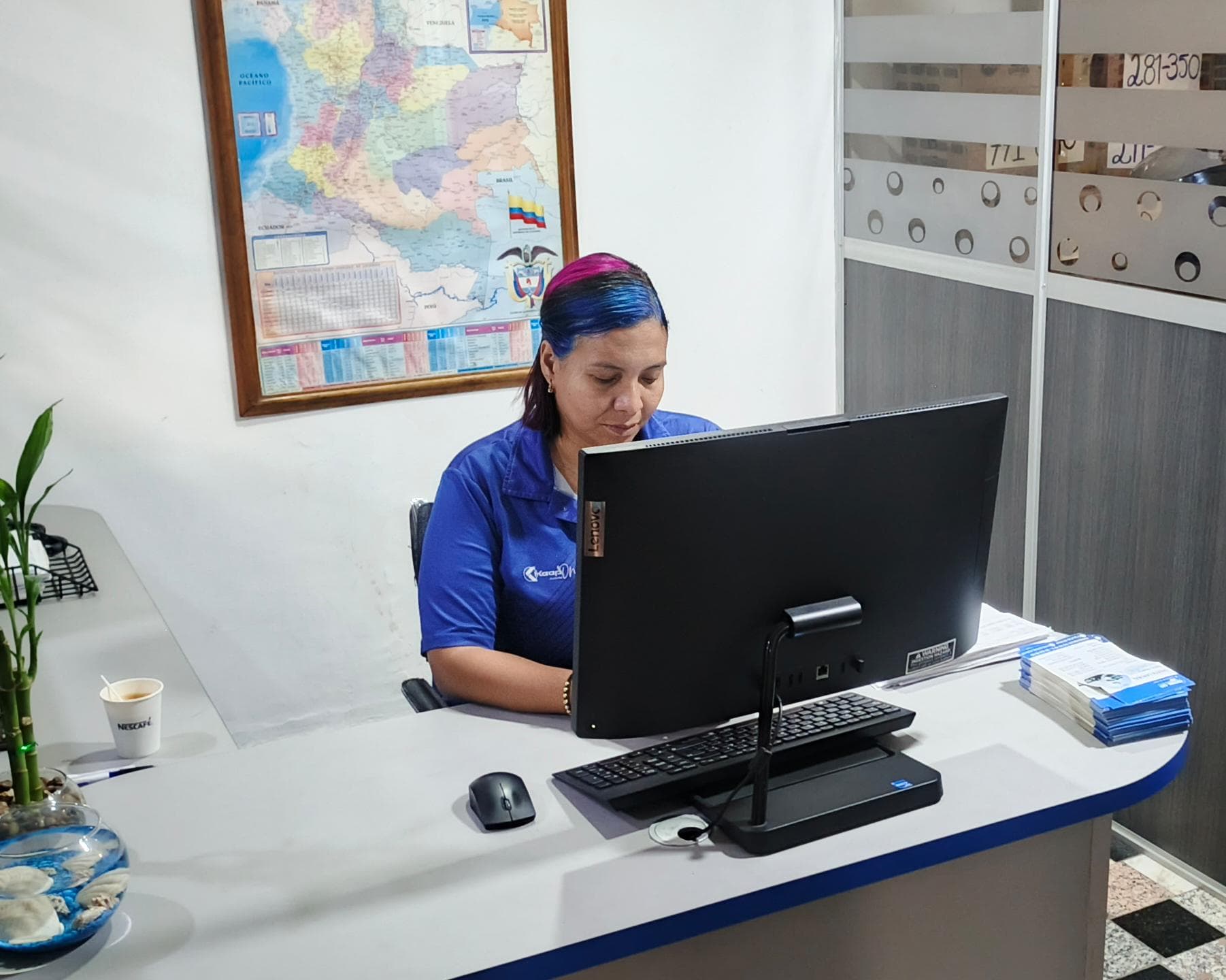 Colaboradora de SOTRAL atendiendo su puesto de trabajo