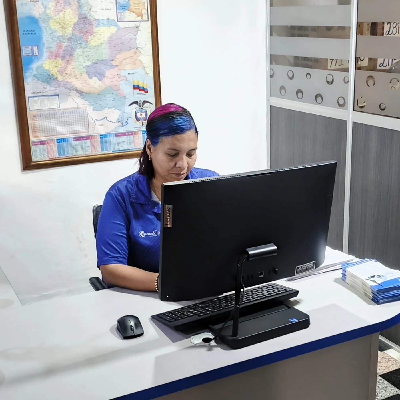 Colaboradora de SOTRAL atendiendo su puesto de trabajo